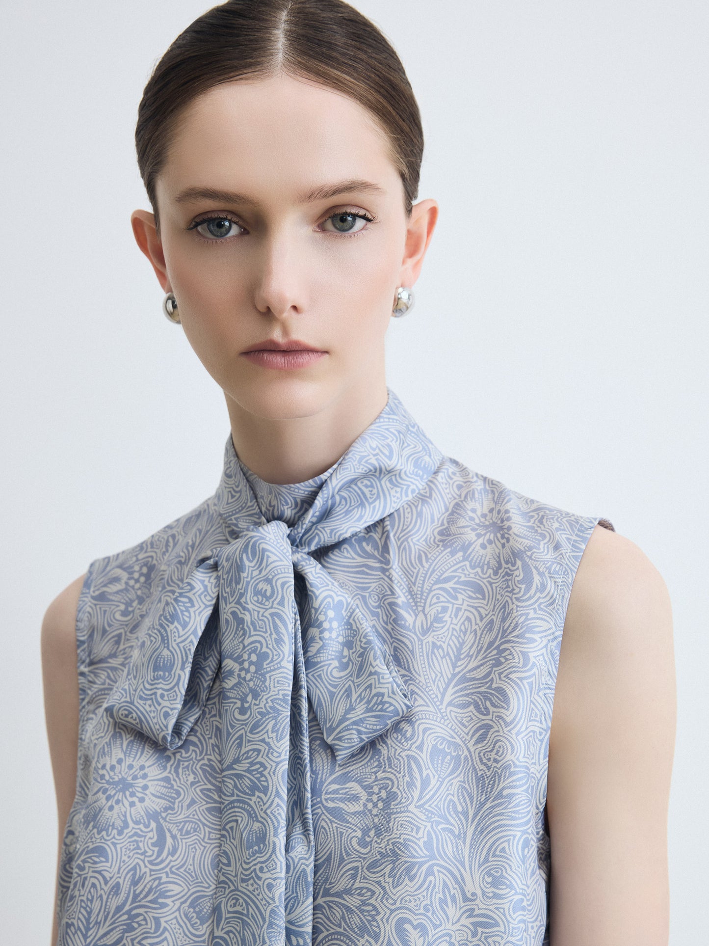 Blouse sans manches à col montant