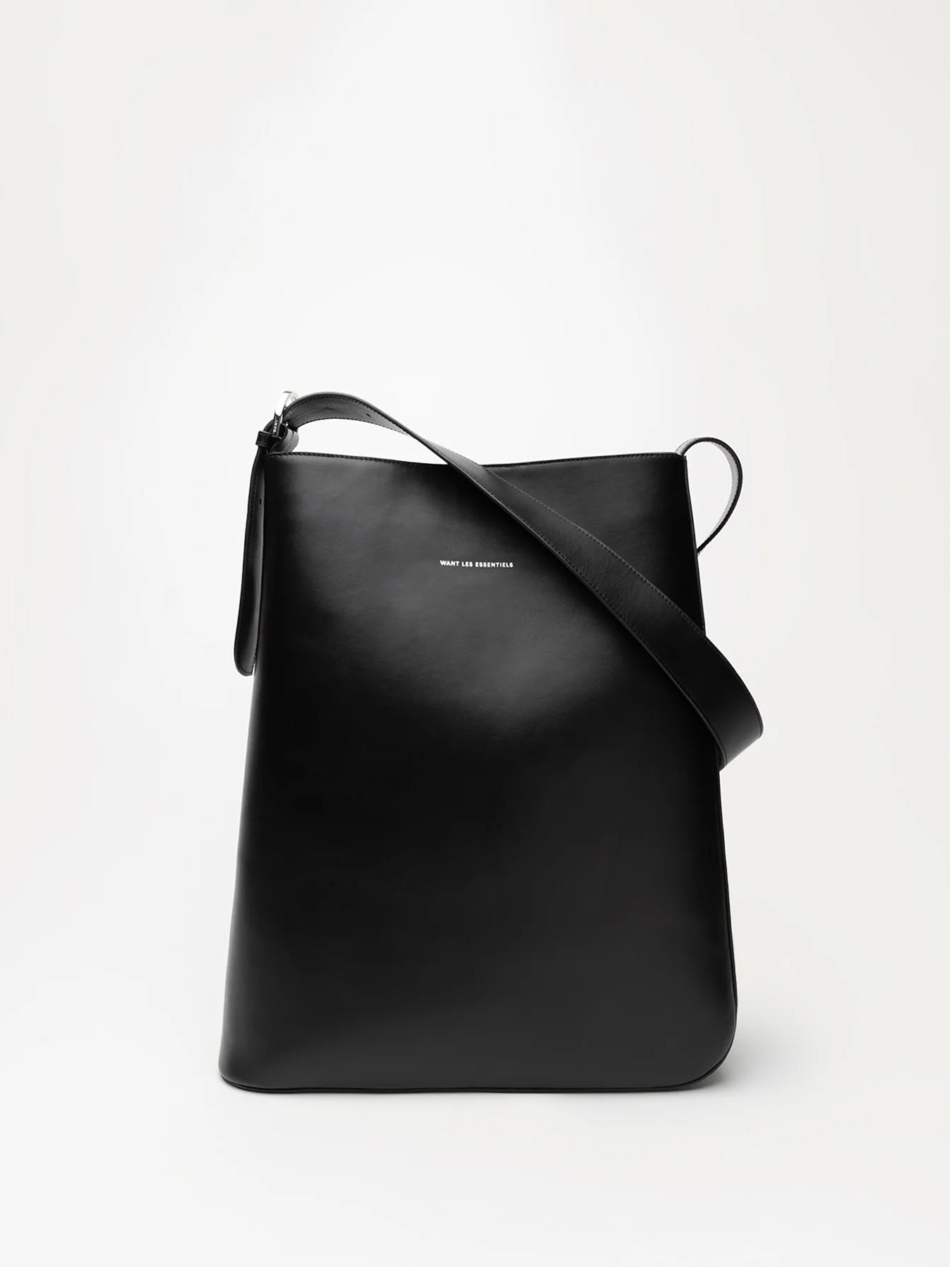 Judith & Charles — Want Les Essentiels
XL smooth Italian leather bag with adjustable handle, spacious design, and refined curved silhouette.