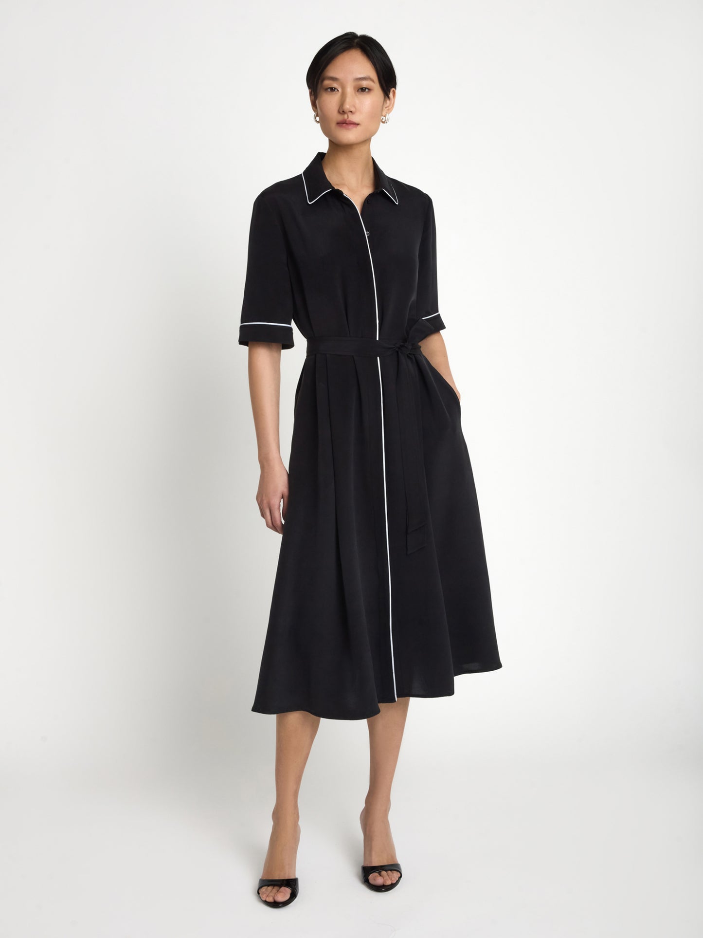 Robe en soie ceinturée