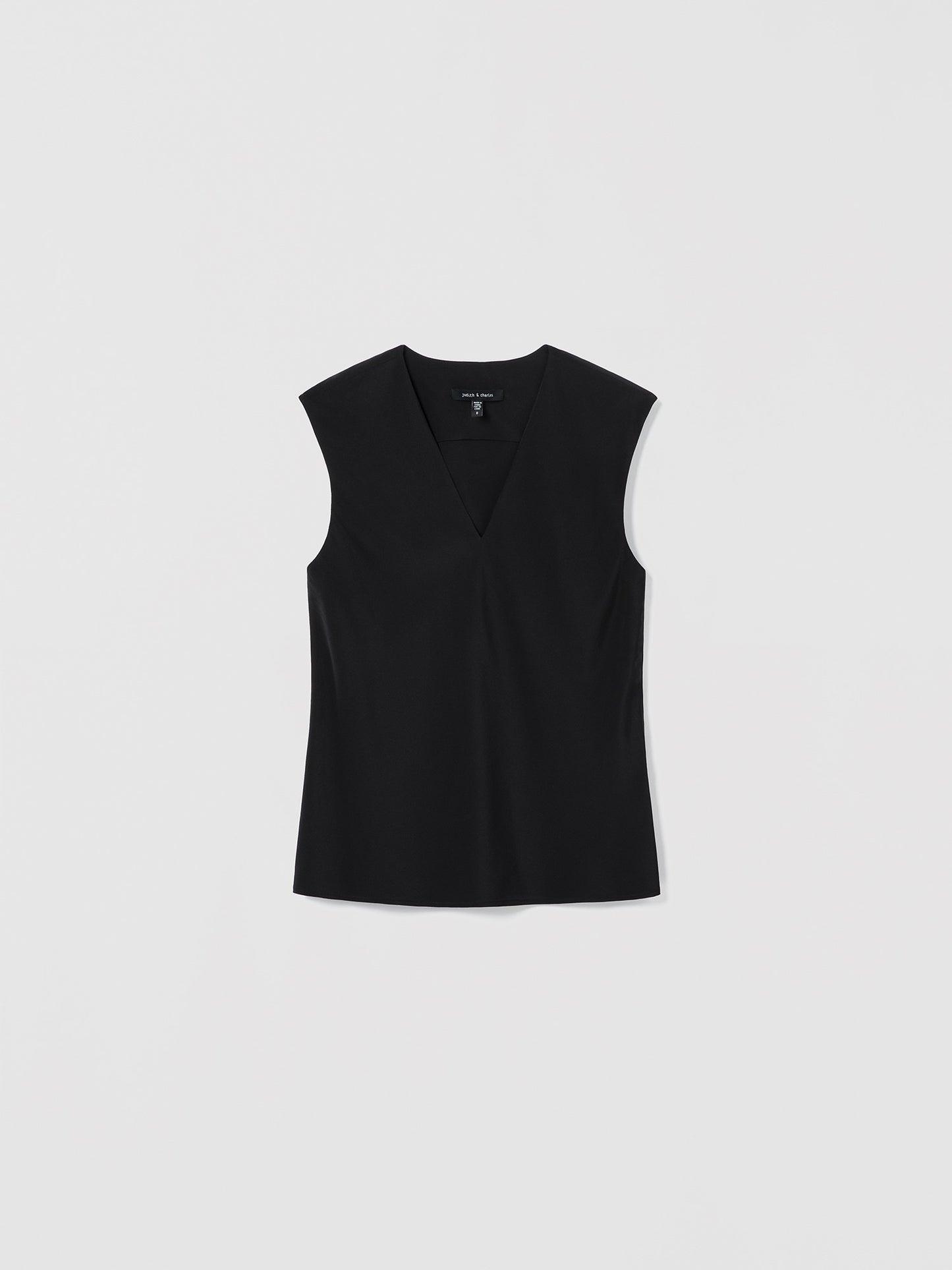 A cap‑sleeve blouse in silk crepe de chine with a clean V‑neck and an easy, fluid fit.