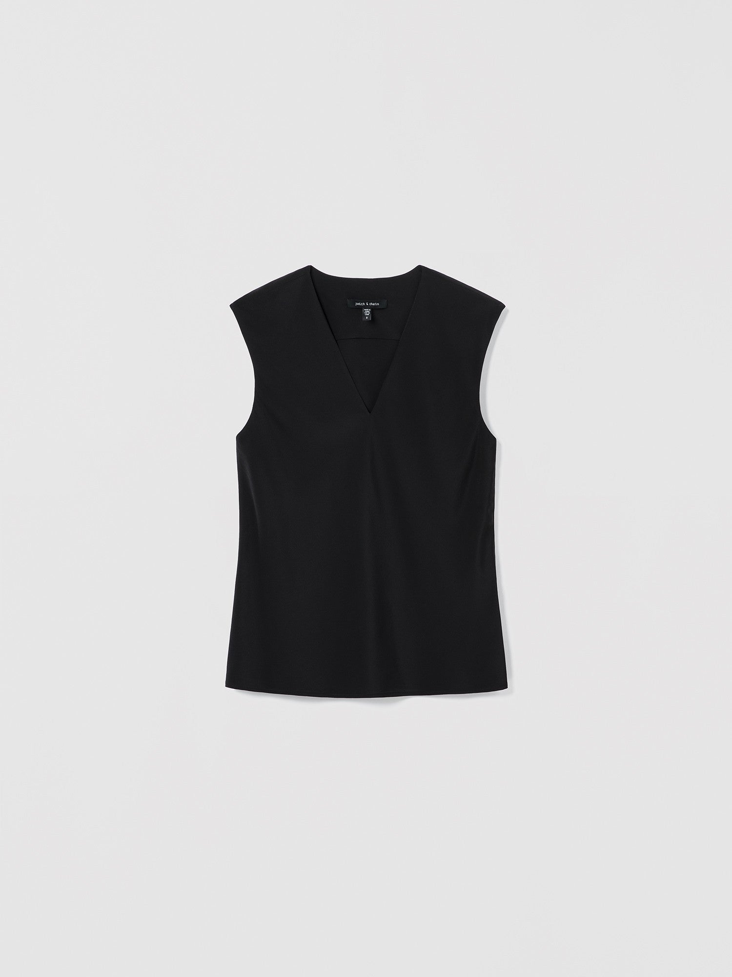 A cap‑sleeve blouse in silk crepe de chine with a clean V‑neck and an easy, fluid fit.