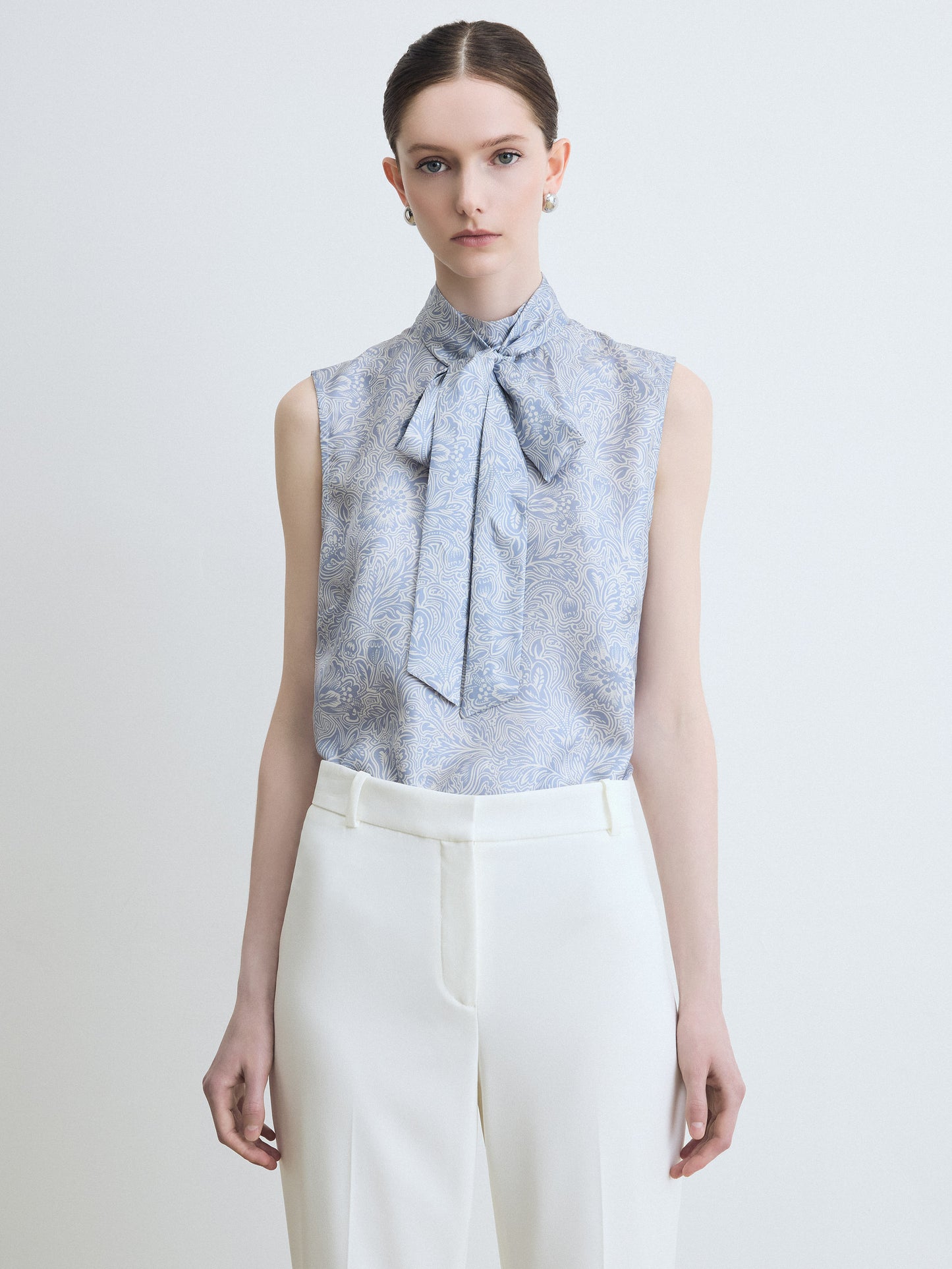 Blouse sans manches à col montant